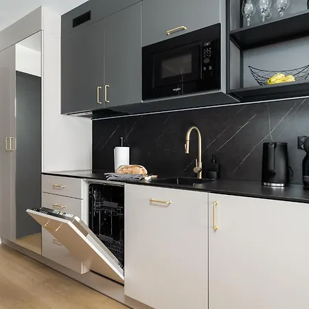 Sunny - Plac Wolnosci 6 포즈난